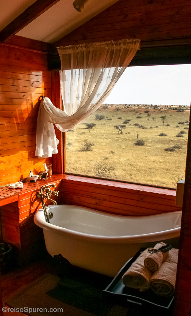 Bad mit Aussicht auf die Kalahari Wüste